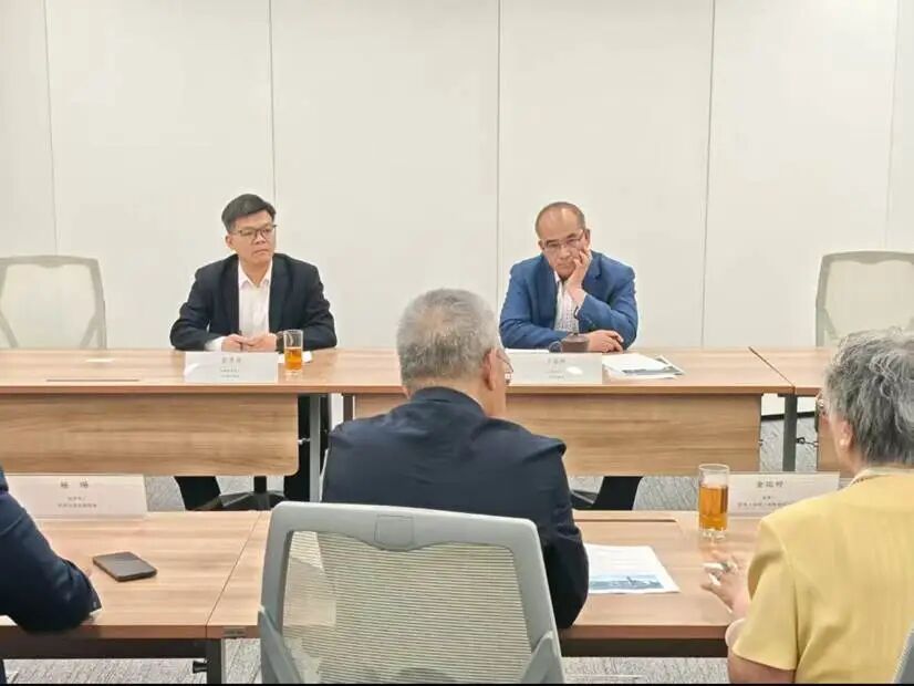會議室里的人們
AI 生成的內容可能不正確。